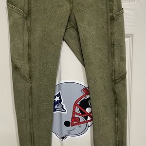 Lululemon heatheres green leggings size 8